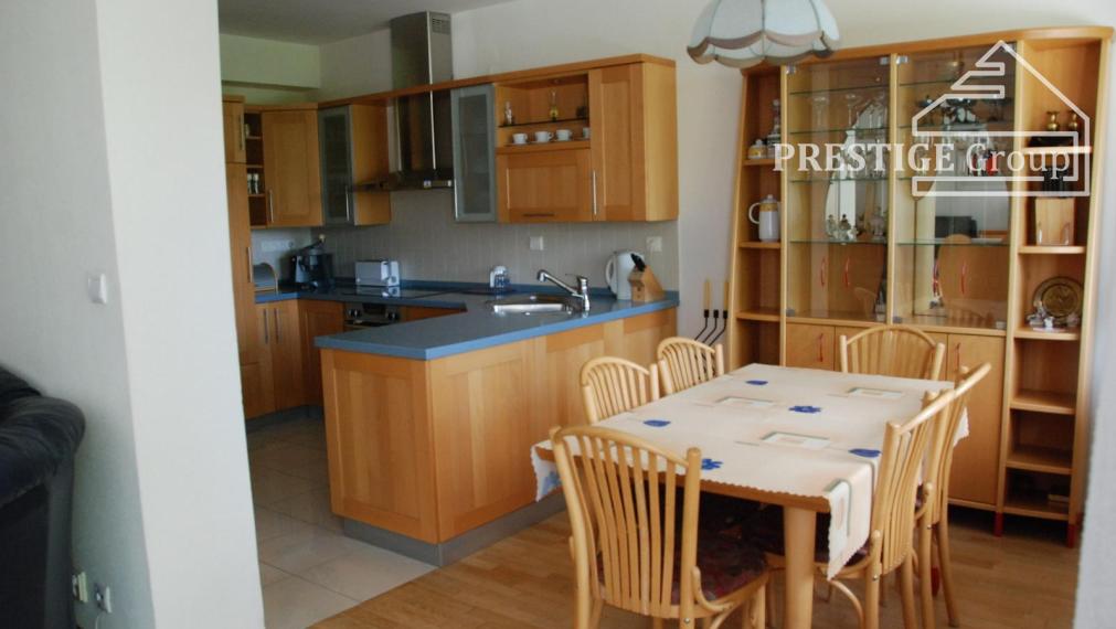 Rodinný dom so záhradou, bazénom, garážou, Pod Brezinou