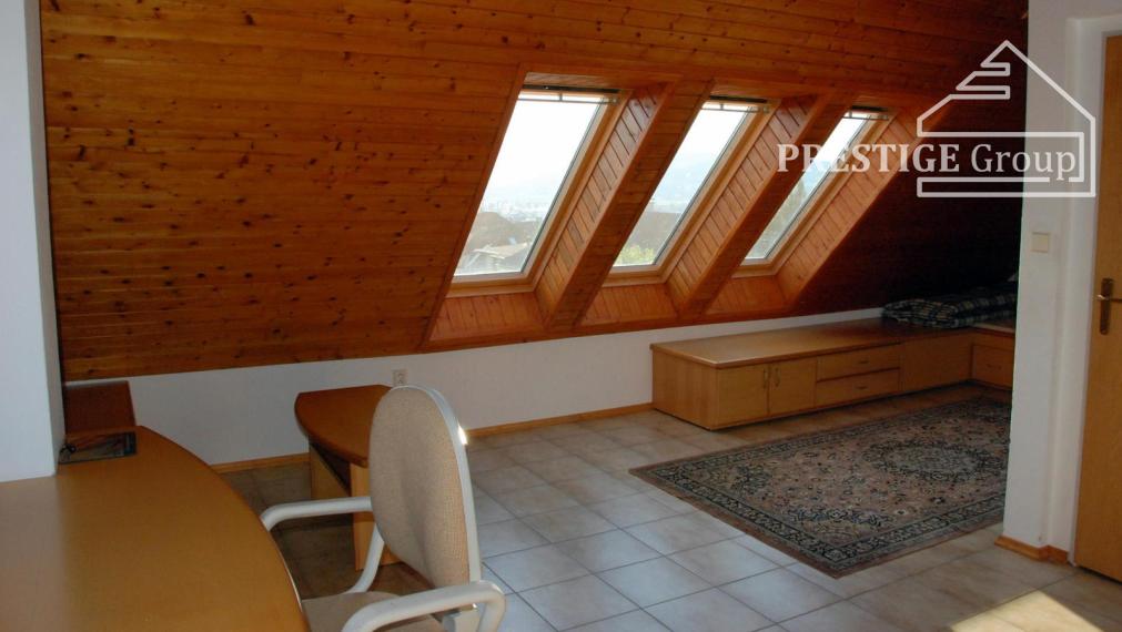 Rodinný dom so záhradou, bazénom, garážou, Pod Brezinou