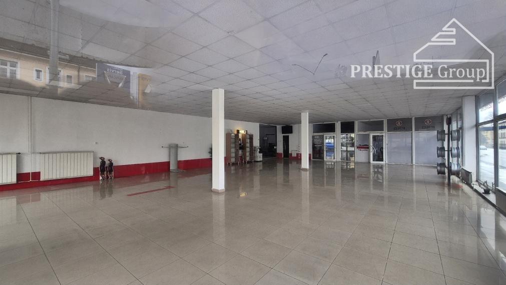 Showroom - pre autá, motorky, moderný retail, Trenčín