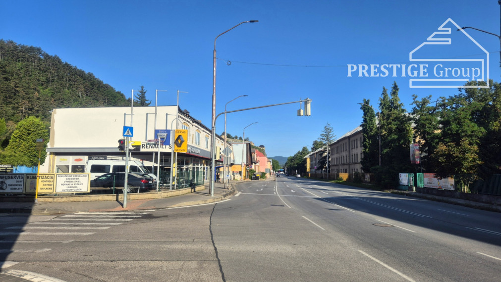 Showroom - pre autá, motorky, moderný retail, Trenčín