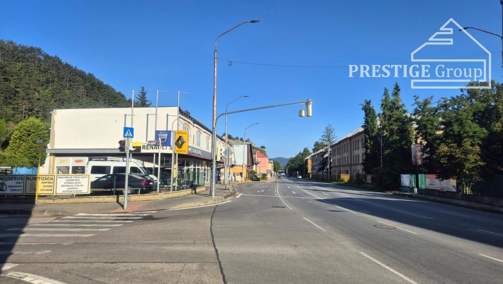 Showroom na prenájom – ideálne pre autá, motorky, Trenčín