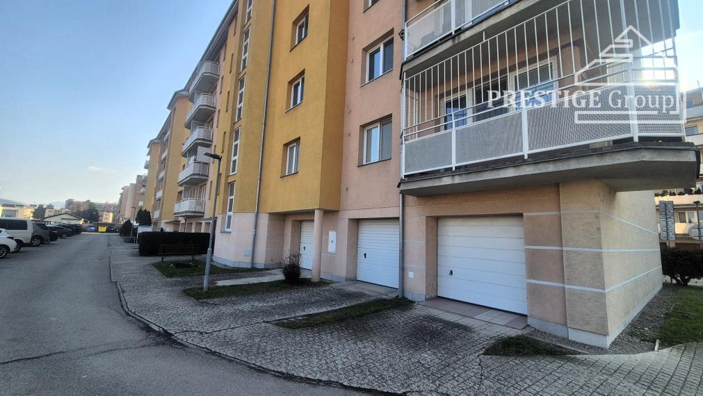 Zariadený 3‑izbový byt s klimatizáciou a garážou – Trenčín