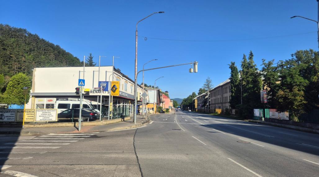 Showroom - pre autá, motorky, moderný retail, Trenčín