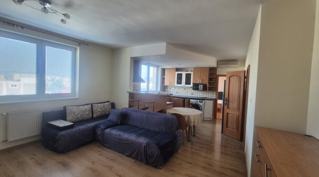 Zariadený 3‑izbový byt s klimatizáciou a garážou – Trenčín