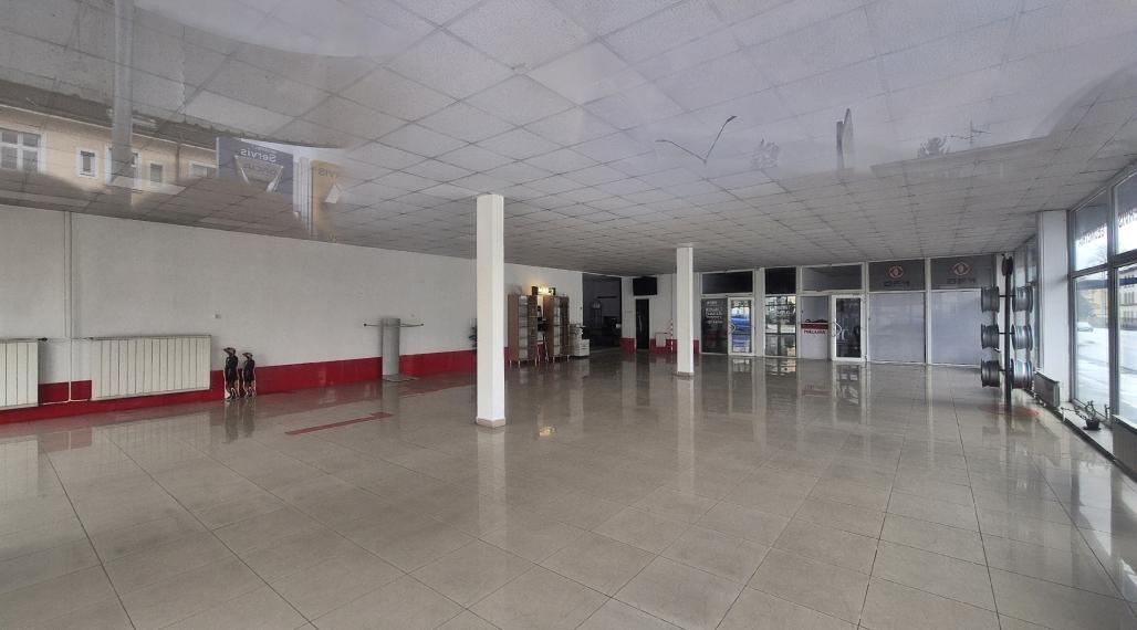 Showroom na prenájom – ideálne pre autá, motorky, Trenčín