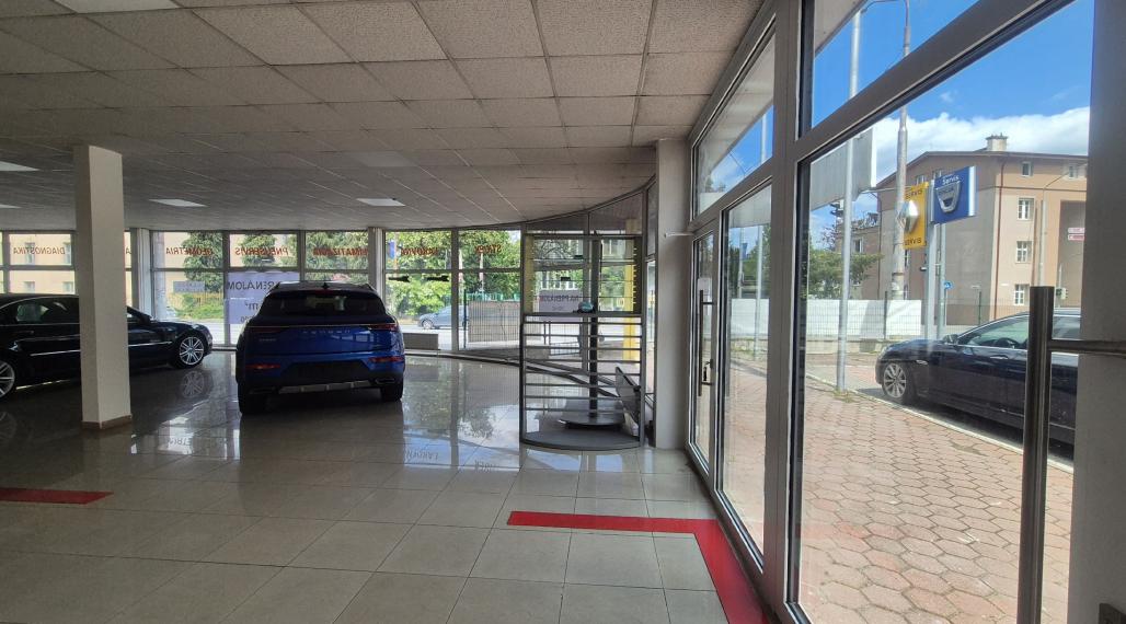 Showroom na prenájom – ideálne pre autá, motorky, Trenčín