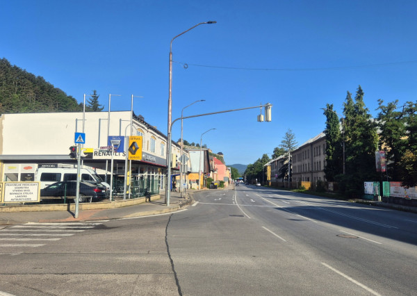 Showroom - pre autá, motorky, moderný retail, Trenčín