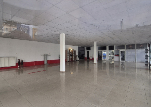 Showroom na prenájom – ideálne pre autá, motorky, Trenčín