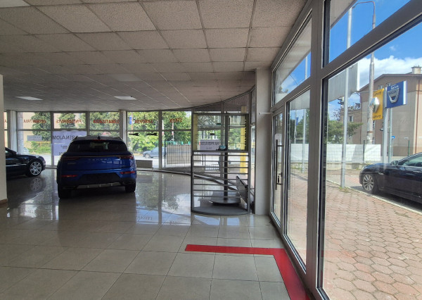 Showroom na prenájom – ideálne pre autá, motorky, Trenčín